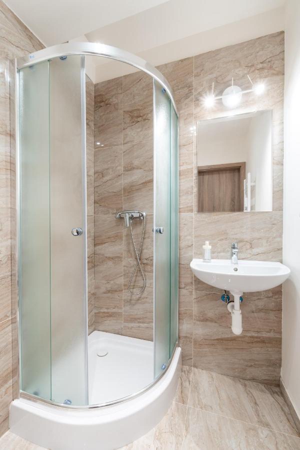 Studio Brand New Apartment #28 In New Building With Free Parking In City Center プラハ エクステリア 写真